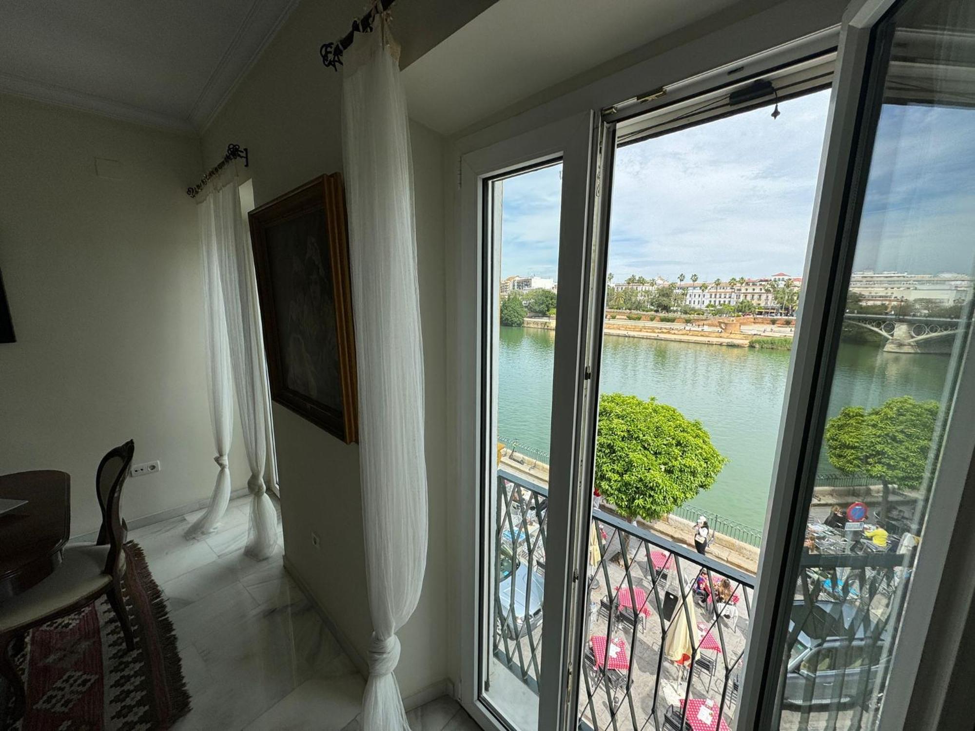 Wonderful Duplex In Calle Betis Appartement Sevilla Buitenkant foto